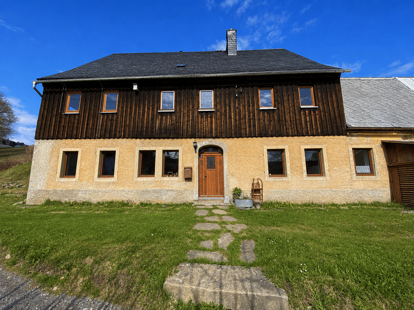 Immobilie in Bärenstein - Liebevoll saniertes Familiendomizil im Erzgebirge mit Garten und Ausbaupotenzial - Bild 2