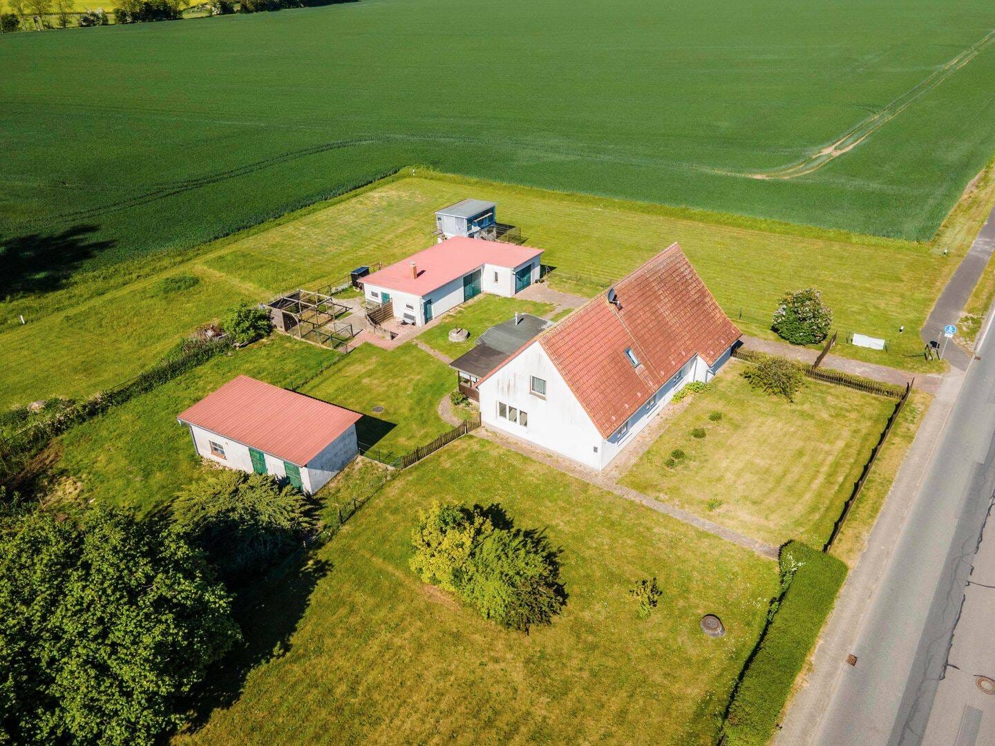 Immobilie in Altenpleen - Ländliches Anwesen mit EFH / Stallteil, Garage, Natur-Teich, Ackerfläche, Kleintierhaltung möglich - Bild 1