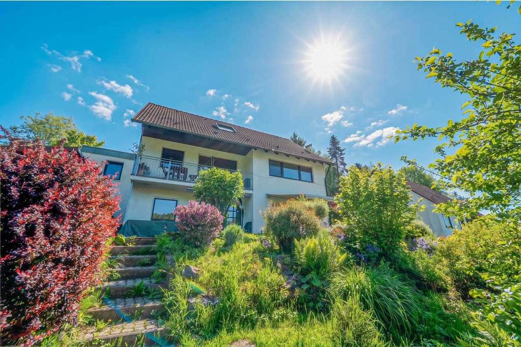 Immobilie in Simmelsdorf - Raum für die ganze Familie: Helles Einfamilienhaus mit sonnigem Garten und Kachelofen in Hüttenbach - Bild 0