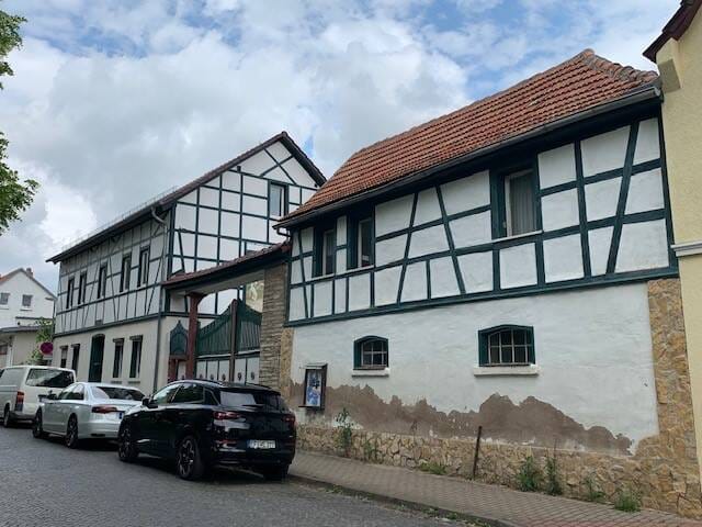 Immobilie in Erfurt - ** ehem. Gehöft: 4-Seiten-Hof mit Wohnhaus, Scheune, Garagen, Nebengebäude ** - Bild 1