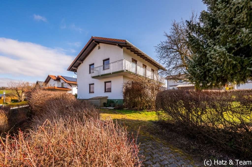 Immobilie in Tittling - Investieren im Grünen
Vermietetes Einfamilienhaus mit Potenzial in toller Lage! - Bild 1