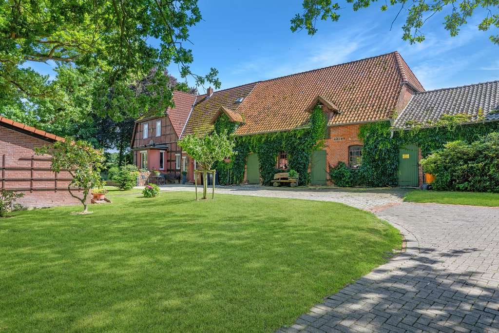 Immobilie in Bruchhausen-Vilsen - Das ideale Landleben: Historischer Resthof mit ausgebautem Backhaus in idyllischer Umgebung - Bild 0