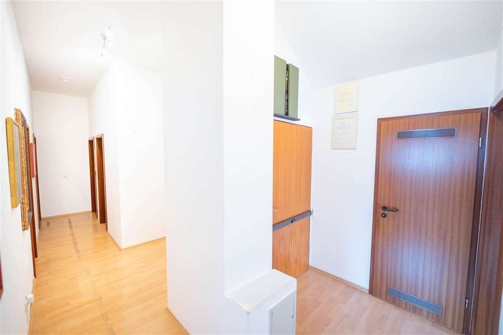 Immobilie in Zusmarshausen - Gepflegte 3-Zimmer-Dachgeschosswohnung mit zwei Bädern, Balkon und Tiefgaragenstellplatz - Bild 2
