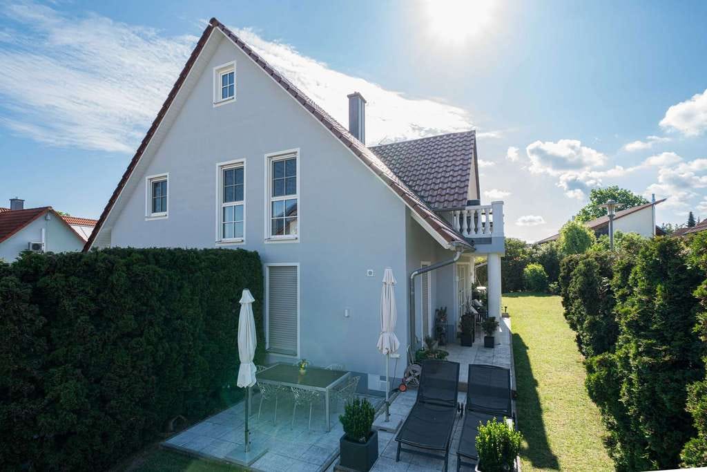 Immobilie in Veitsbronn - Jetzt einziehen! Modernes Zweifamilienhaus mit viel Platz und schönem Garten in Veitsbronn - Bild 3