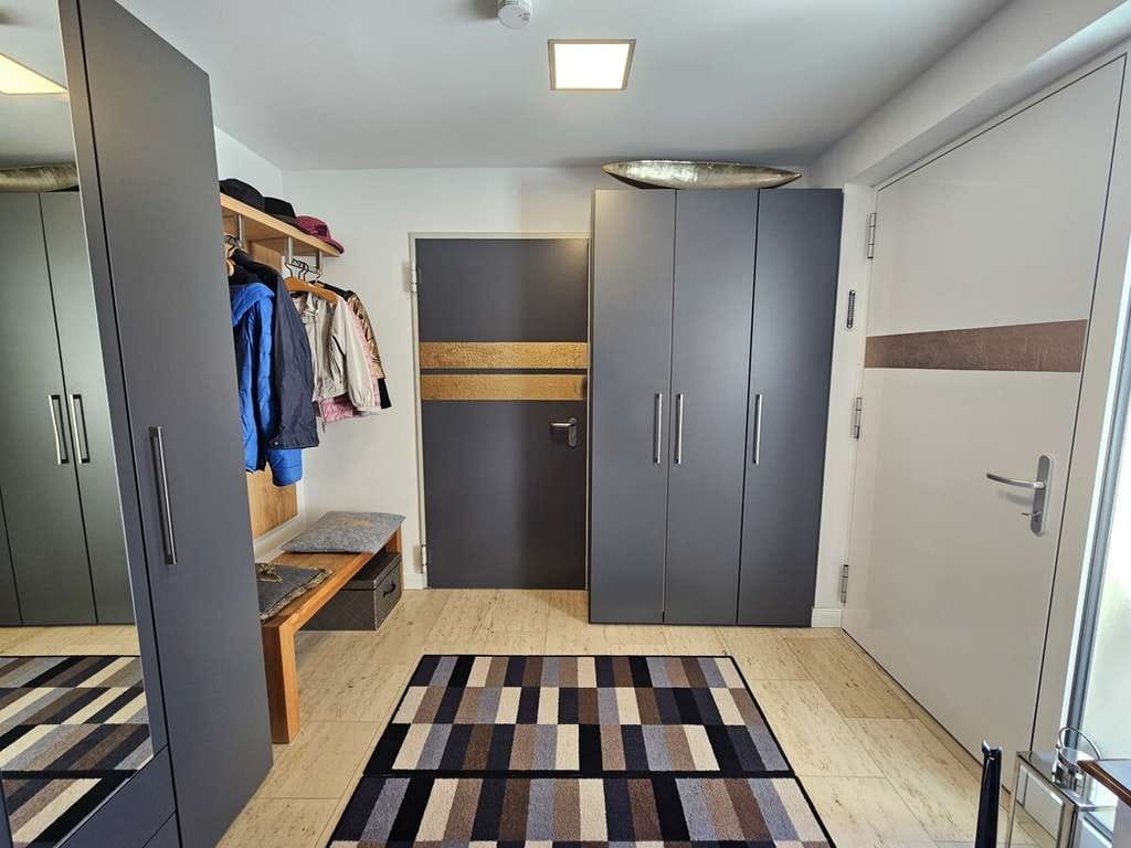 Immobilie in Schwarzenfeld - Moderner Bungalow mit großzügigem Garten, Doppelgarage und PV-Anlage! - Bild 2