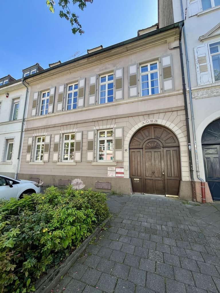 Immobilie in Karlsruhe - Historisches Mehrfamilienhaus von 1828 mit attraktivem Ausbaupotenzial - Bild 1