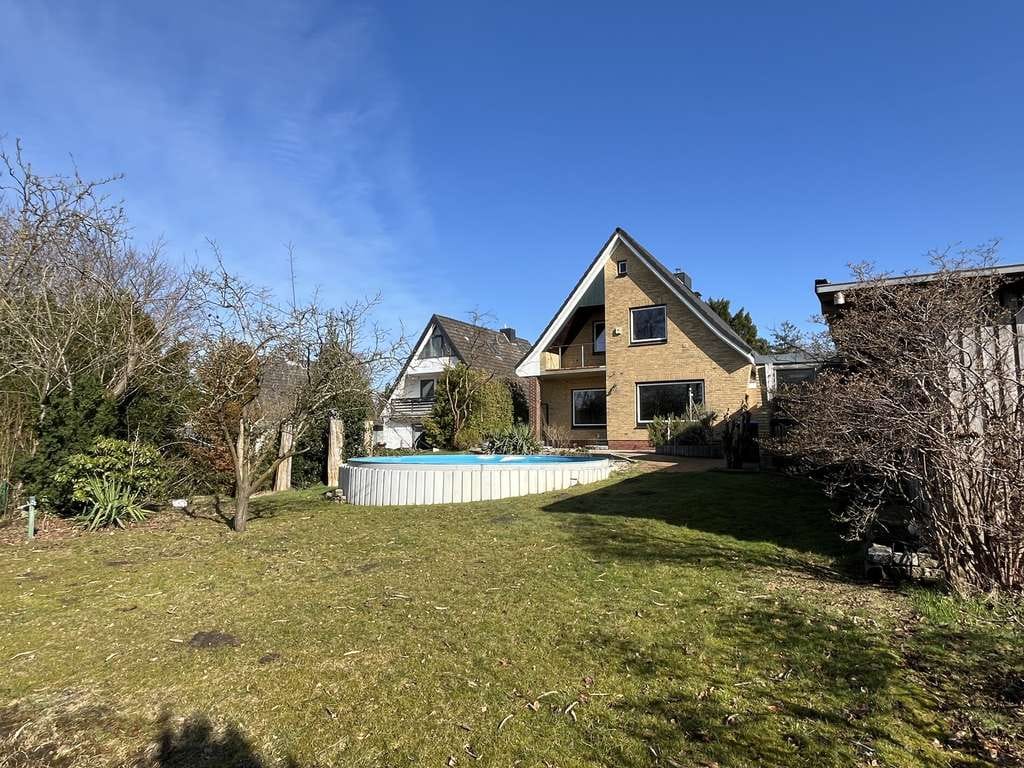 Immobilie in Breitenburg - Einfamilienhaus mit Vollkeller, Pool und attraktivem Außenbereich - Bild 1