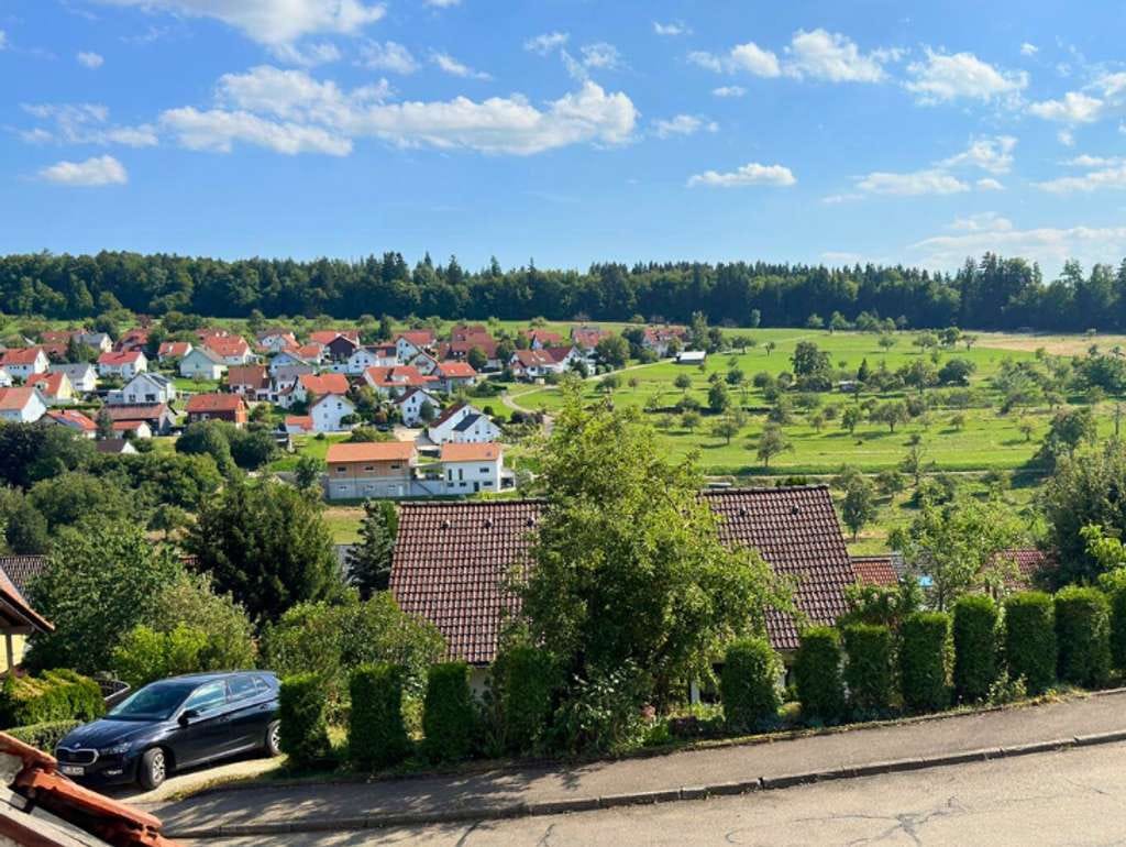 Immobilie in Bad Urach - Familienfreundliches Zuhause mit viel Platz, Garten und zwei Garagen - Bild 4