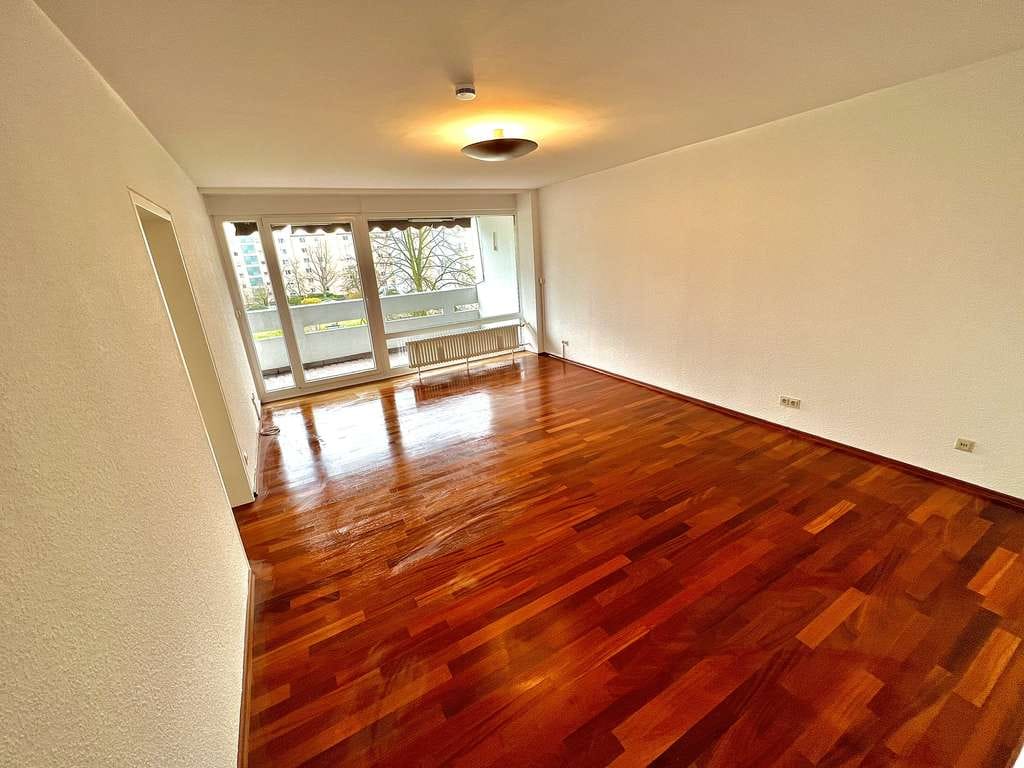 Immobilie in Neu-Isenburg - Sonnige Wohnung mit großem Balkon, Einbauküche und Stellplatz - Bild 2
