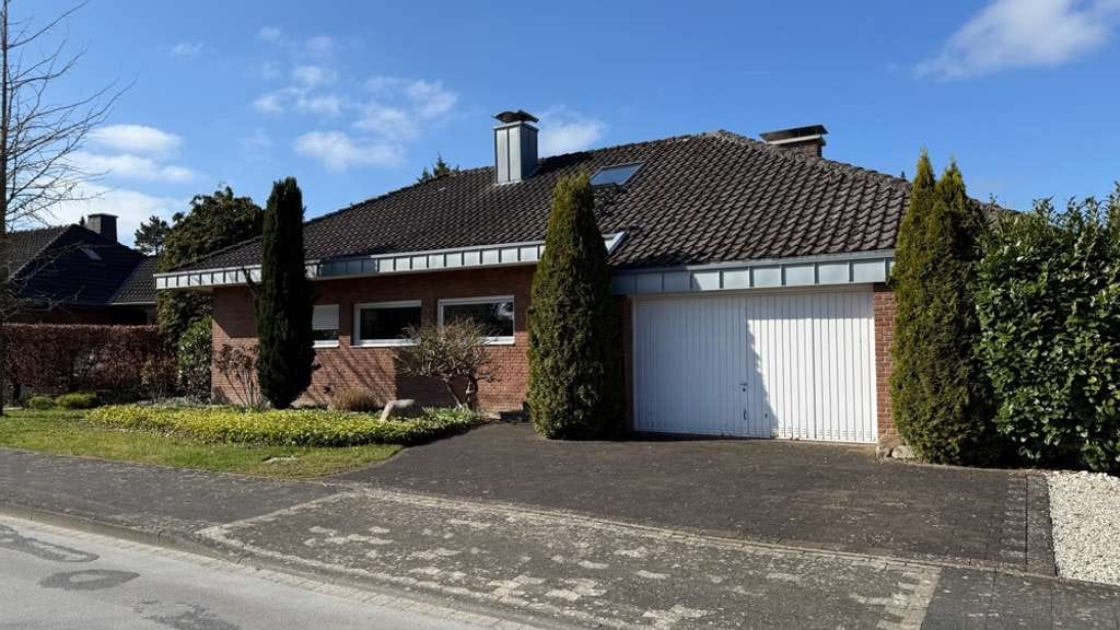 Immobilie in Rheda-Wiedenbrück - Ein Haus mit viel Potenial.
Bunglow mit ausgebautem Dachgeschoß. - Bild 2