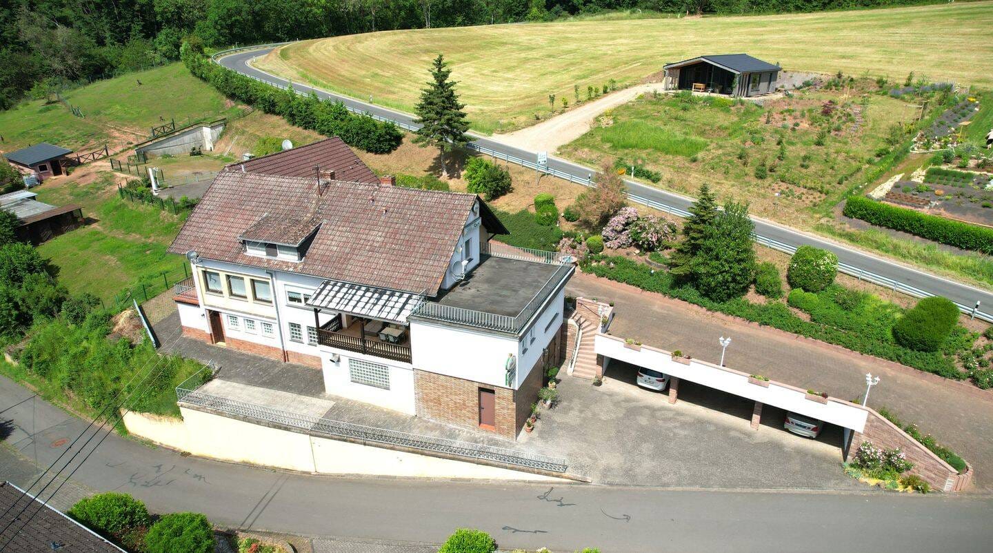 Immobilie in Utscheid - Außergewöhnliches Anwesen mit drei Häusern, Alpakazucht sowie Wald und Wiesen auf über 38.000 Quadratmetern - Bild 0