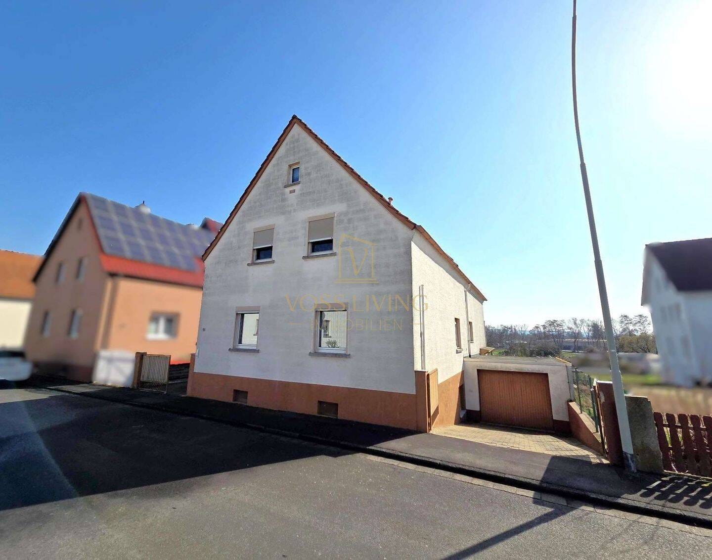 Immobilie in Wöllstadt - Zweifamilienhaus mit 2 Balkonen, Garten, Keller, Garage und 2 KFZ Stellplätzen in Feldrandlage - Bild 1