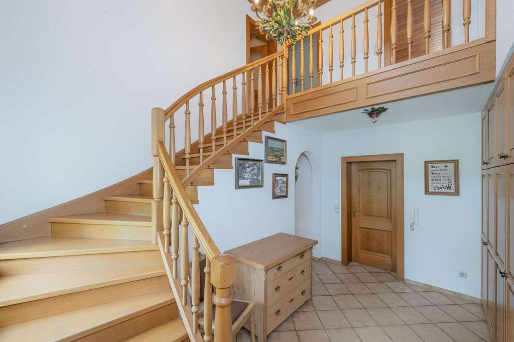 Immobilie in Neuhaus am Inn - Großzügiges Familienhaus mit Einliegerwohnung, Südgarten und Doppelgarage - Bild 1