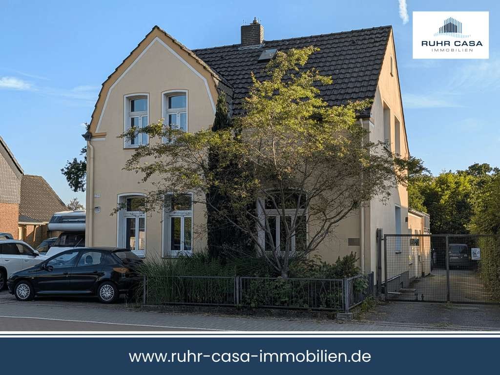 Immobilie in Voerde (Niederrhein) - Solide Substanz mit Raum für Ihre Ideen: Zweifamilienhaus mit XXL-Grundstück in Voerde - Bild 0
