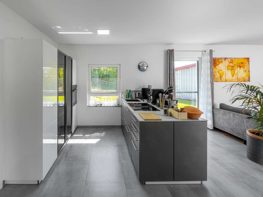 Immobilie in Kalbach - Modernes Einfamilienhaus (Bj. 2021) mit 1.200 m² Grundstück & Dreifach-Garage - Bild 3
