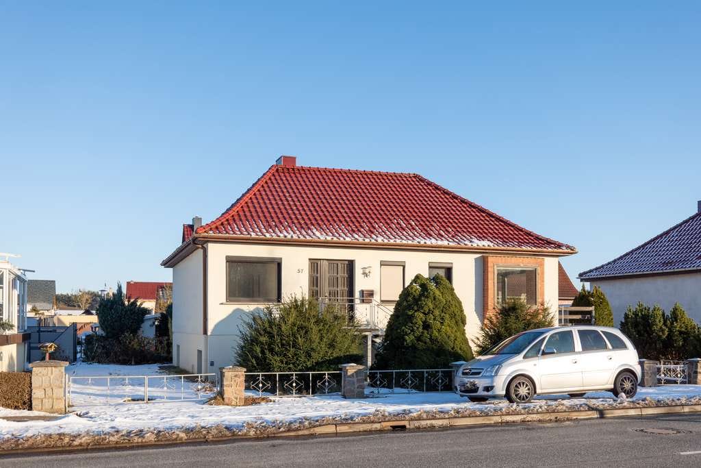 Immobilie in Neukalen - Listenpreis 150.000,00 € - Solides Einfamilienhaus in Neukalen mit Tiefgarage und  Garten - Bild 3