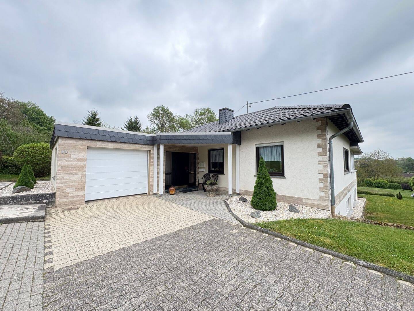 Immobilie in Dudeldorf - Großzügiges Einfamilienhaus mit Einliegerwohnung auf traumhaftem 1.500 m² Grundstück in Dudeldorf - Bild 0