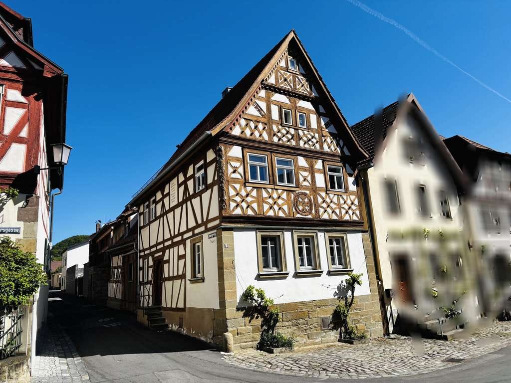 Immobilie in Zeil am Main - *EIGENBEZUG ODER GELDANLAGE* Schmuckes, liebevoll saniertes Fachwerkhaus mit 3 Wohnungen, Balkon, Ca - Bild 0