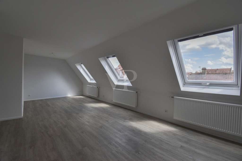 Immobilie in Kitzingen - Wohn- und Geschäftshaus mit zwei Wohneinheiten und Gewerbe in zentraler Innenstadtlage von Kitzingen - Bild 2