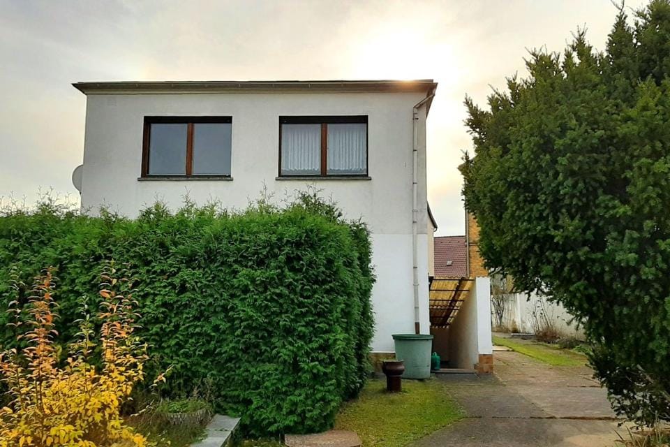 Immobilie in Zahna-Elster - Freistehendes Einfamilienhaus im Bauhausstil in Zahna mit Potenzial - Bild 0