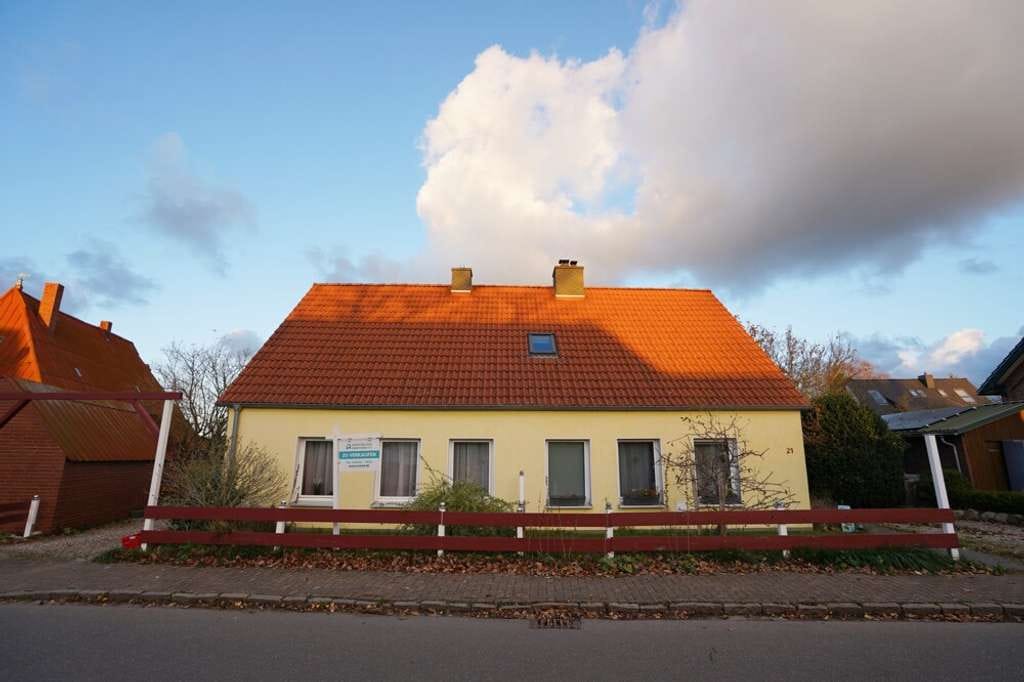 Immobilie in Fiefbergen - Charmantes Einfamilienhaus mit zwei separaten Wohnungen in ruhiger Lage - Bild 2