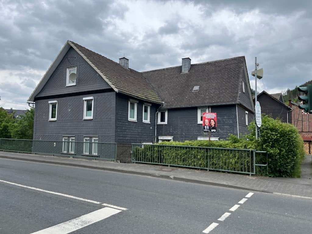 Immobilie in Bad Laasphe - Großes Einfamilienhaus in Bad Laasphe - Niederlaasphe zu verkaufen - Bild 1