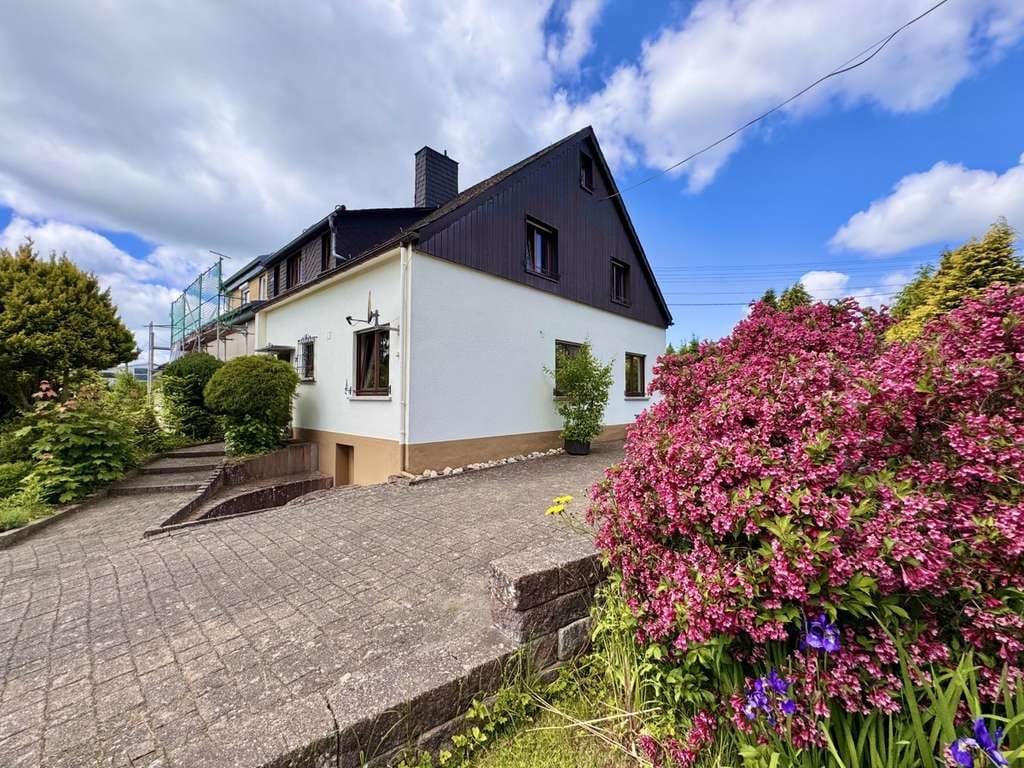 Immobilie in Bad Marienberg (Westerwald) - **Modernisierte Doppelhaushälfte mit tollem Grundstück in guter Lage von Bad Marienberg Zinhain** - Bild 1