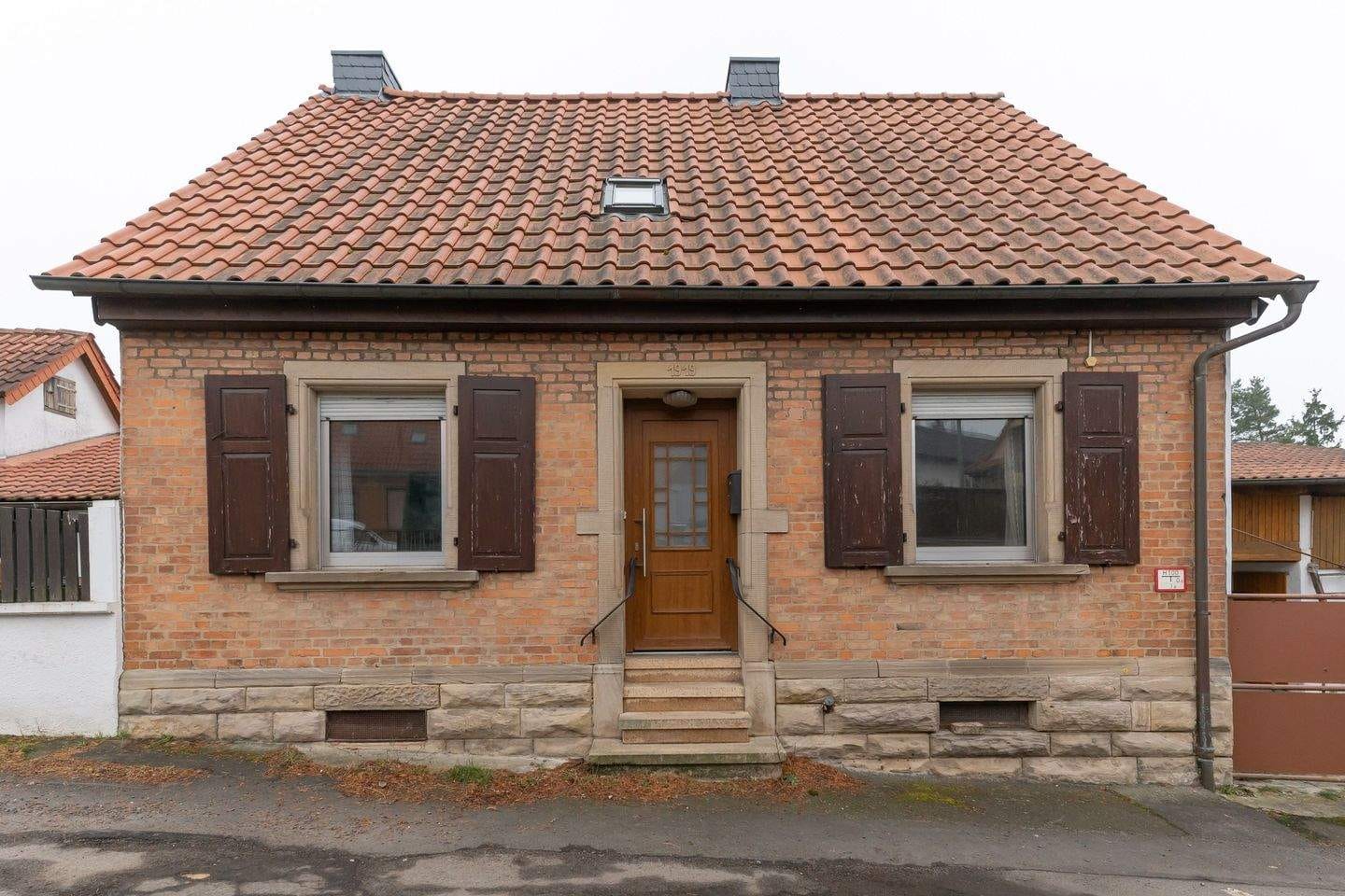 Immobilie in Eisenberg (Pfalz) - Sanierungsbedürftiges Einfamilienhaus mit Garten, zwei Garagen und Nebengebäuden in Kerzenheim - Bild 0