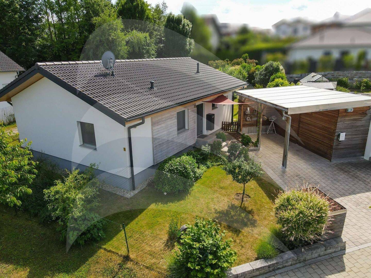 Immobilie in Mallersdorf-Pfaffenberg - Moderner & hochwertiger Bungalow mit liebevoll gestaltetem Garten und nachhaltigem Energiekonzept - Bild 0
