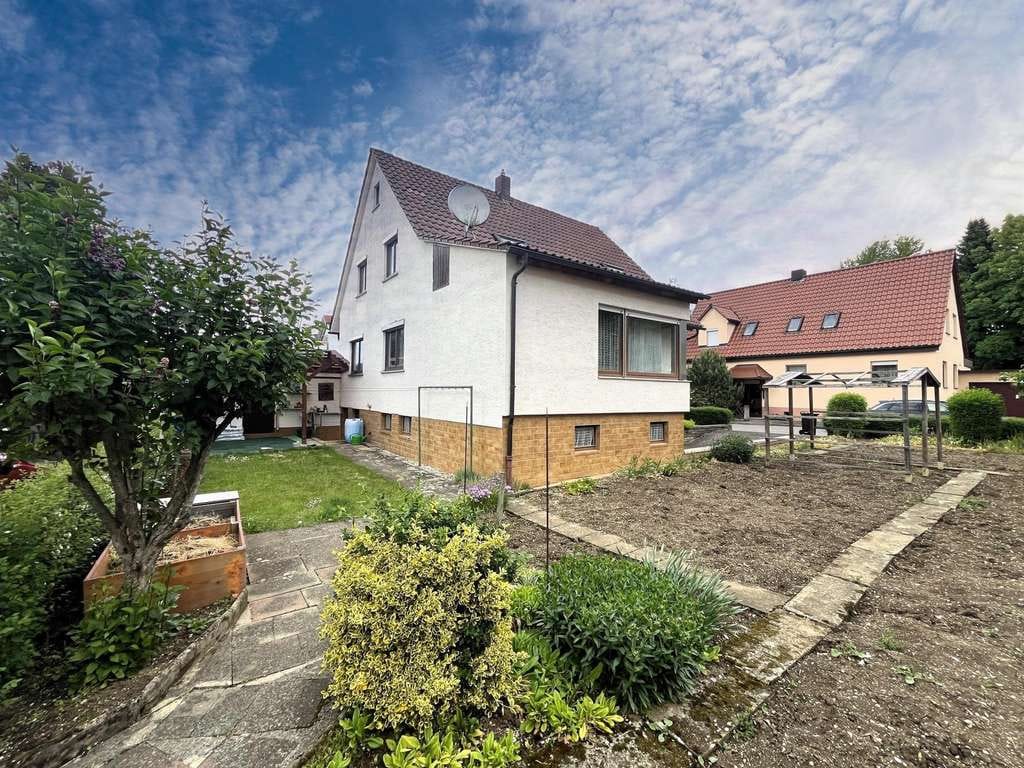Immobilie in Frickenhausen - RUHIG + ZENTRAL! Freistehendes 1- bis 2-Fam.-Haus. Renovierungsbedürftig. 2 Garagen! - Bild 4
