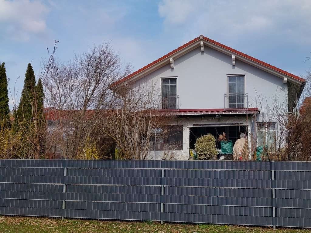 Immobilie in Hebertsfelden - Einfamilienhaus mit Doppelgarage und Straßenrandgrundstück - Bild 1