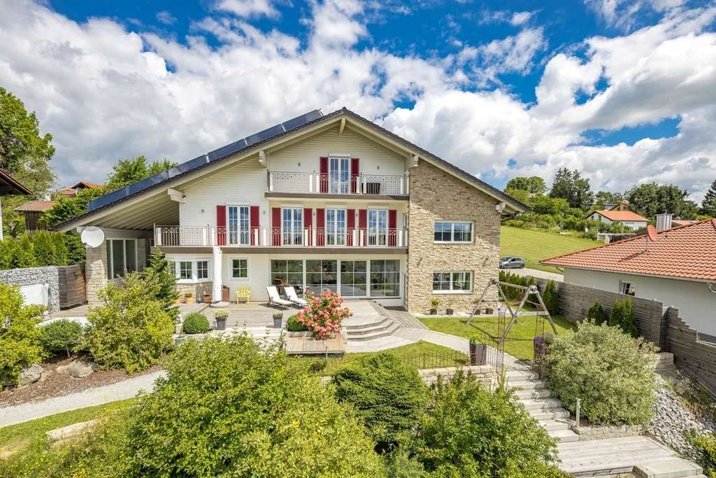 Immobilie in Wegscheid - BY LYST & LIV: Villa im bayerischen Wald in beeindruckender Aussichtslage - Bild 0