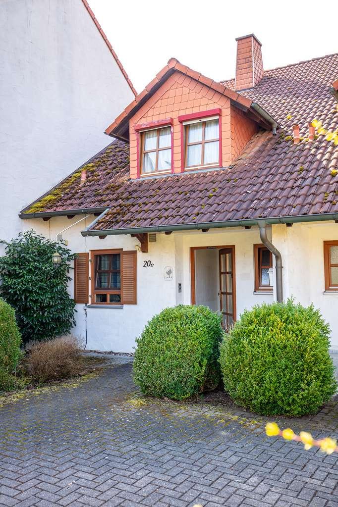 Immobilie in Großheirath - Charmantes Reihenmittelhaus mit Wintergarten, Balkon & Garten in ruhiger Lage von Großheirath - Bild 1