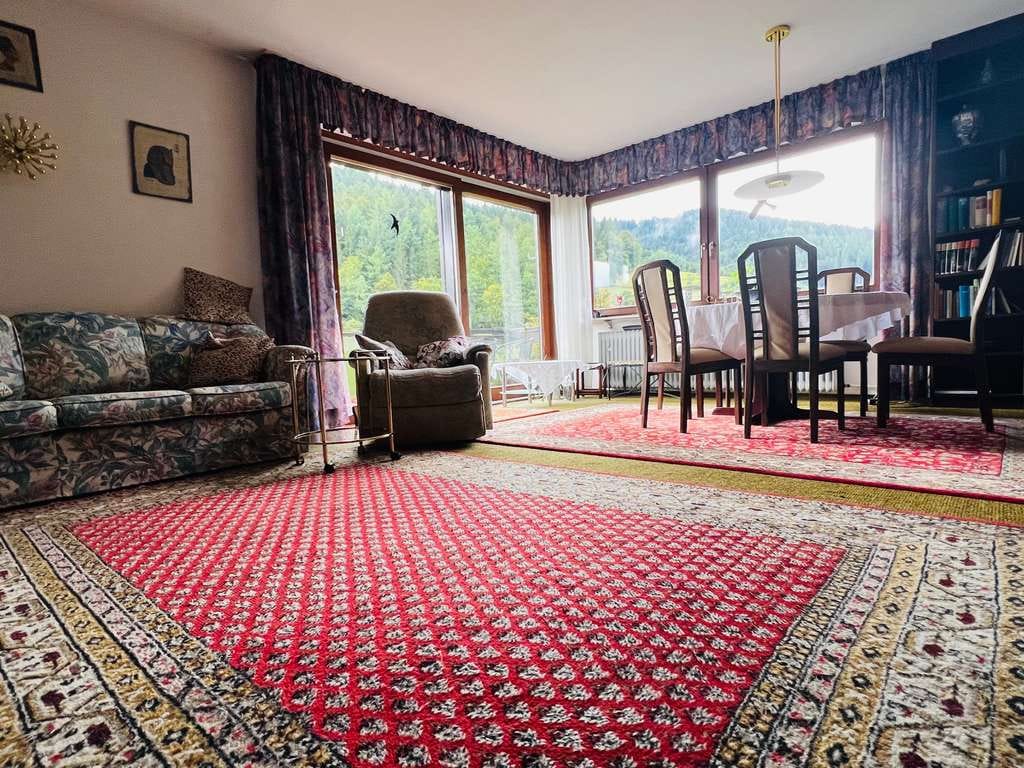 Immobilie in Bad Rippoldsau-Schapbach - Zwei Wohnungen, ein Hausgefühl: „Haus-im-Haus-Charakter“ mit Garten, Sauna und Kaminzimmer - Bild 1