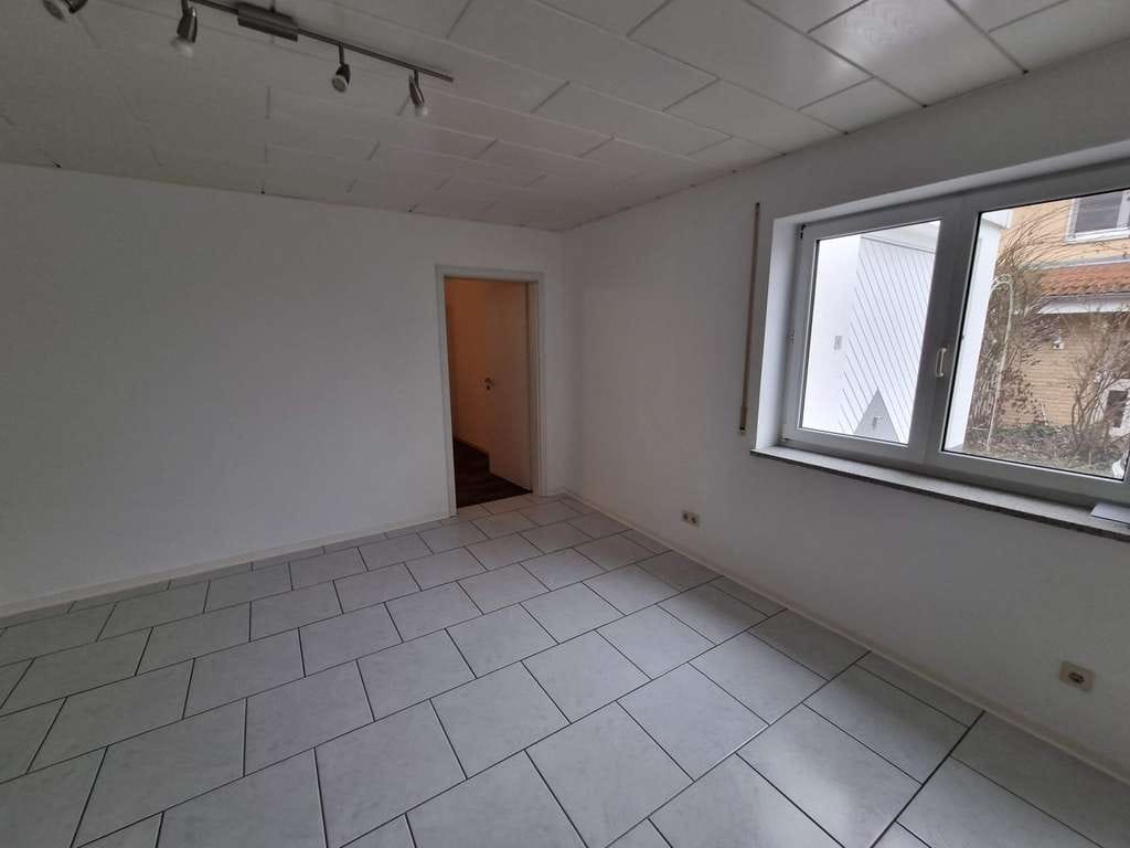 Immobilie in Burgrieden - 2-Zimmer Erdgeschosswohnung mit großem Wohnbereich, offener Küche und Garage - Bild 2