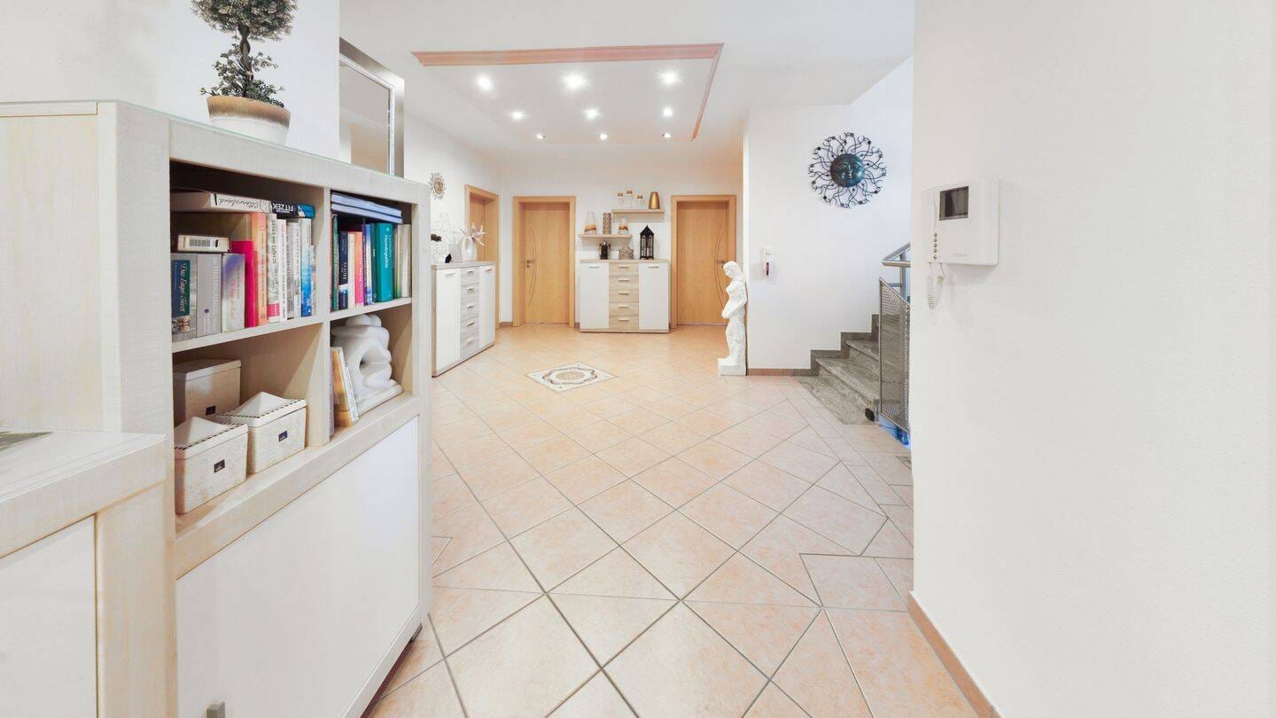 Immobilie in Schöllnach - Luxuriöses Einfamilienhaus in bester Lage mit zusätzlicher Einliegerwohnung - Bild 3