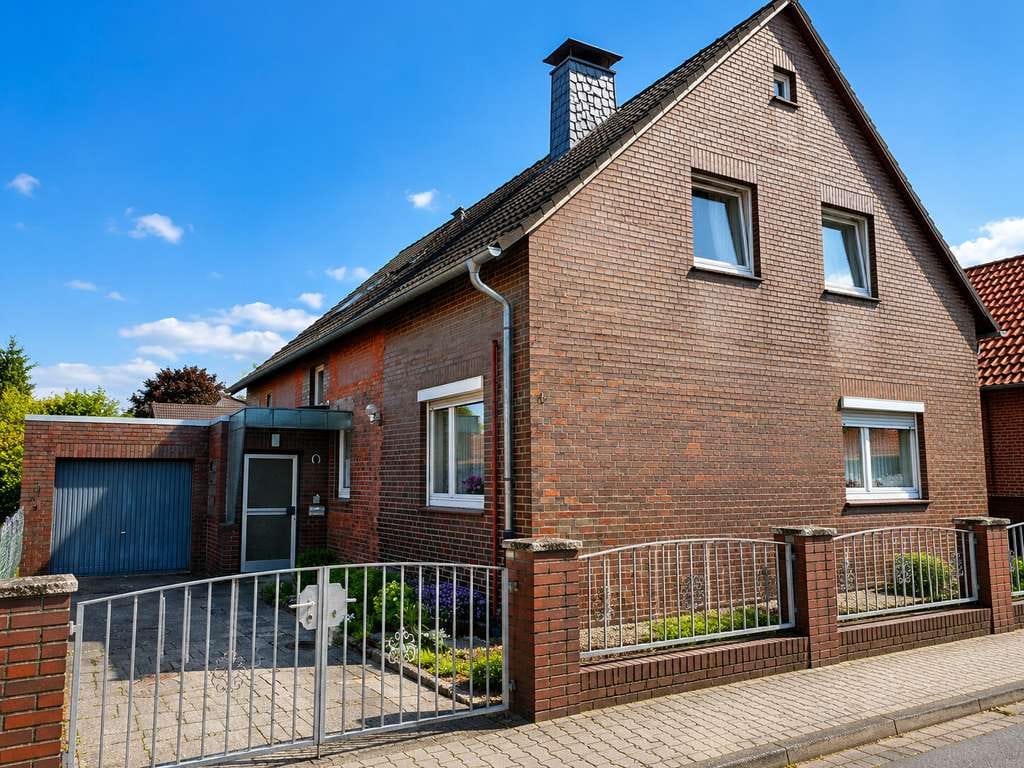 Immobilie in Barsinghausen - Freistehendes Zweifamilienhaus mit großem Grundstück in ruhiger Lage von Groß Munzel - Bild 1