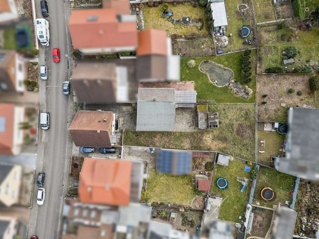 Immobilie in Reilingen - Zweifamilienhaus mit Nebengebäude auf großem Grundstück in Reilingen - Bild 2