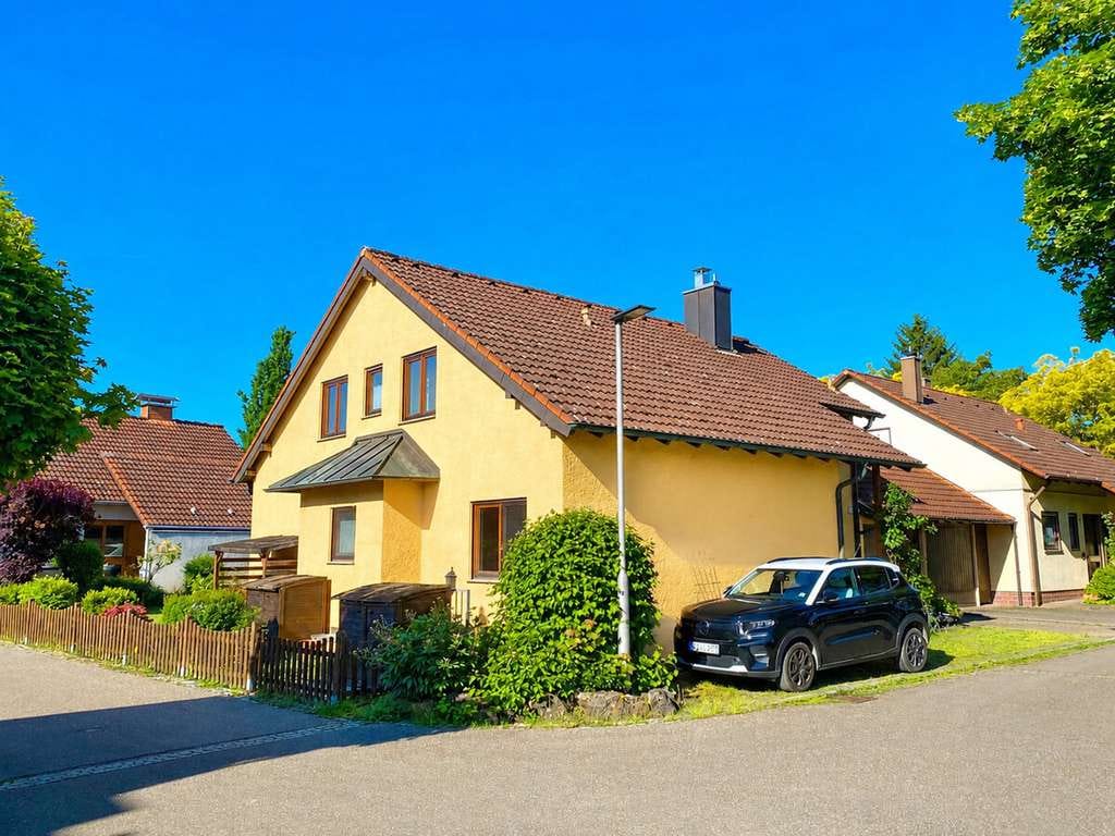 Immobilie in Pleidelsheim - Solides Ein- bis Zweifamilienhaus charmant aufgeteilt in ruhiger Zentrumsnähe mit Garten und Garage - Bild 1