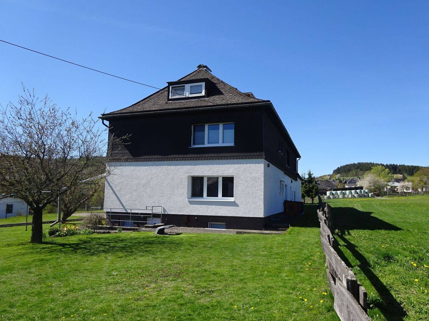 Immobilie in Medebach - Gepflegtes Wohnhaus mit Scheune und Garagen in wunderschöner Lage - Bild 1