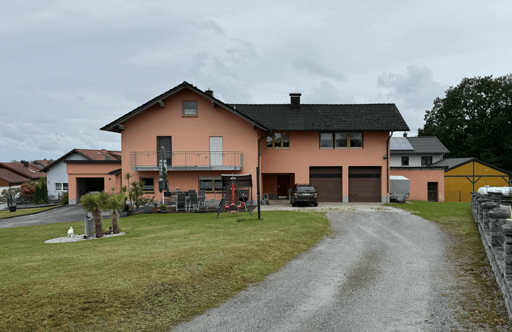 Immobilie in Schöllnach - Mehrfamilienhaus (2 Wohnungen) mit großem Garten und geräumigen Garagen sowie Balkon/Terrasse - Bild 0