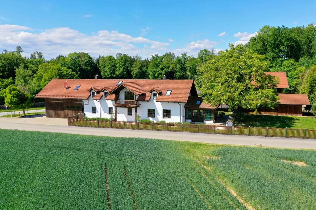 Immobilie in Mariaposching - Exklusiver Landsitz m. Einliegerwhg., Nebengebäuden + 4.700 m² Grundstück in herrlicher Ortsrandlage - Bild 0