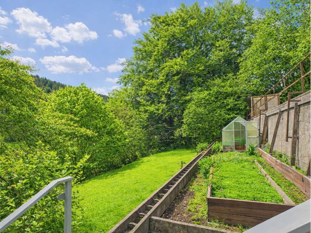 Immobilie in Altensteig - Geräumiges Zweifamilienhaus mit Garagen, Stellplätze und großem Garten in Altensteig-Berneck!  - Bild 3