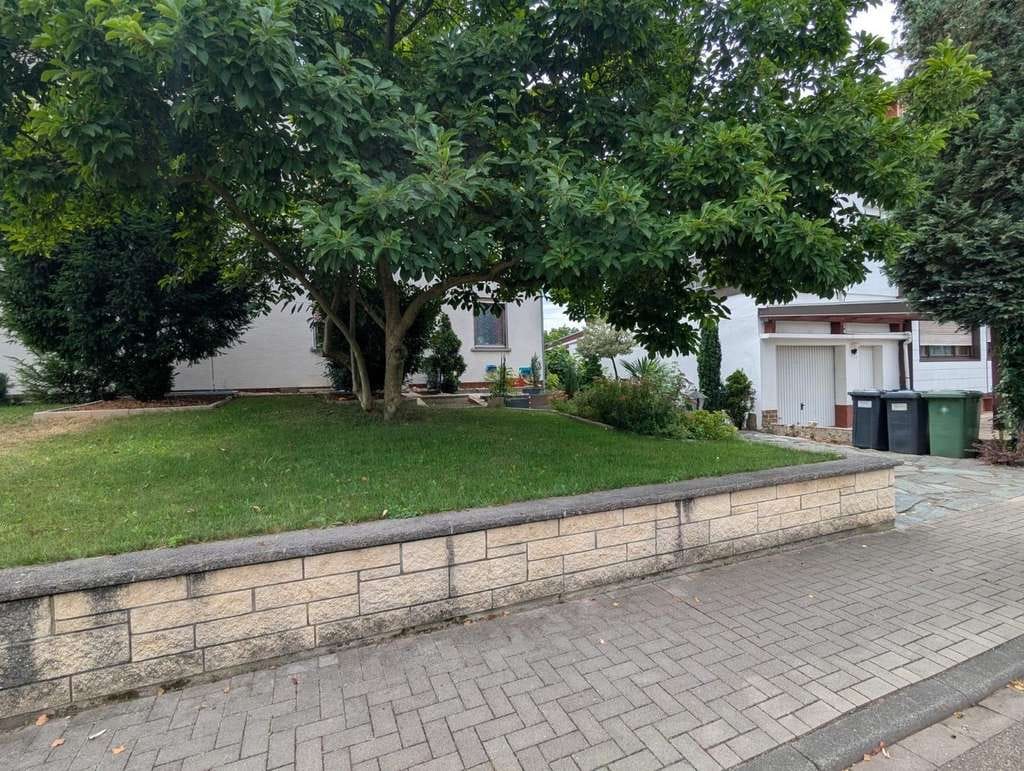 Immobilie in Graben-Neudorf - Vielseitiges Dreifamilienhaus in Top-Lage von Graben-Neudorf (OT Neudorf) - Bild 2