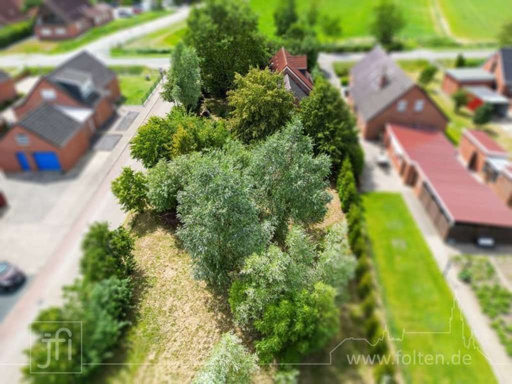 Immobilie in Jemgum - Wohnhaus mit zwei getrennten Wohnungen und großem Garten oder Baugrundstück - Bild 1