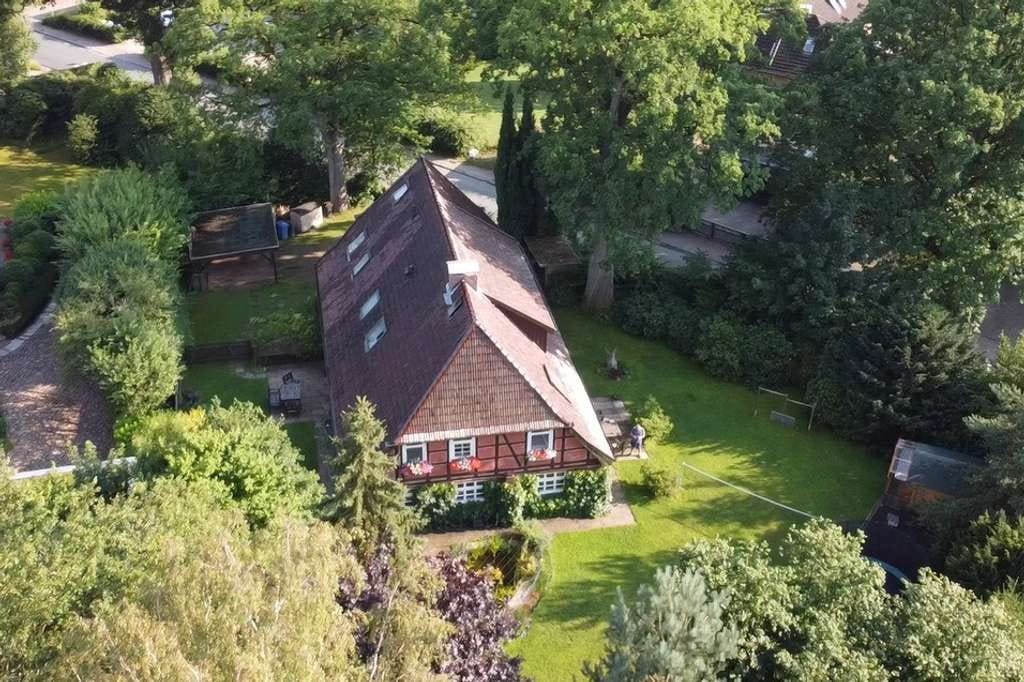 Immobilie in Bendestorf - Historisches Fachwerkhaus mit vielseitiger Aufteilung
auf 1.625 m² im Herzen von Bendestorf - Bild 1