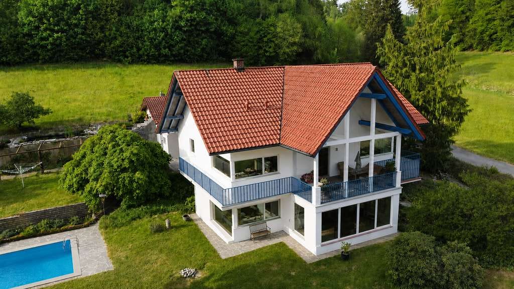 Immobilie in Reischach - Wohnen im Einklang mit der Natur – Stilvolles Anwesen mit Wald und Wasser - Bild 0