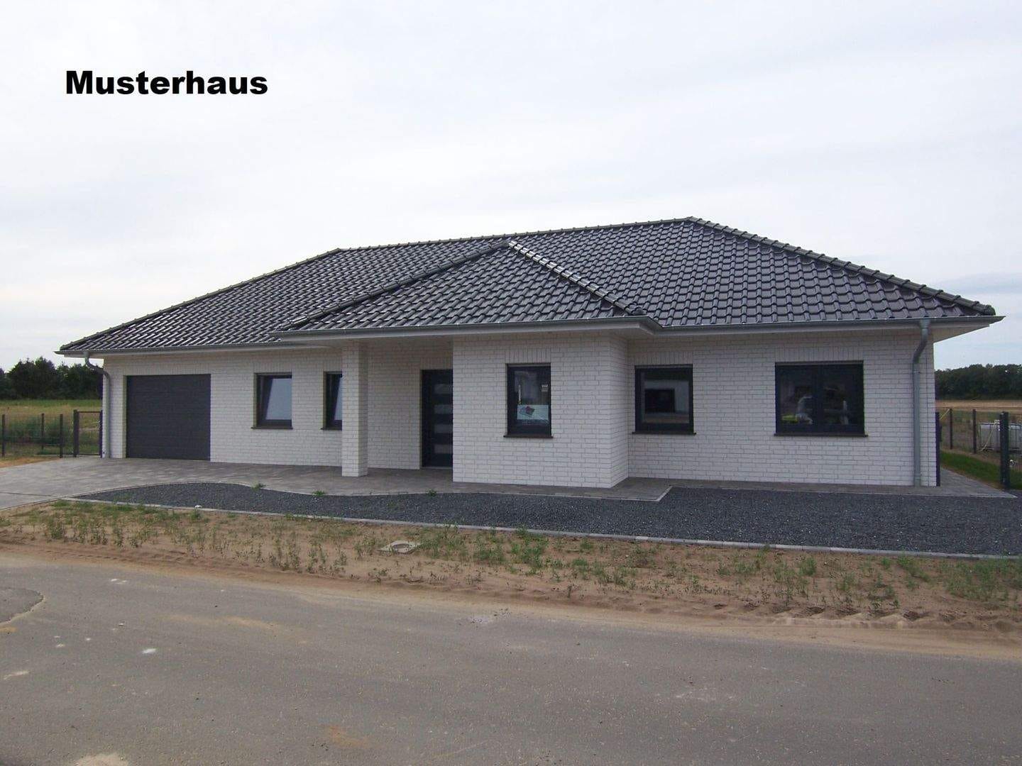 Immobilie in Rhede (Ems) - Klimafreundlicher Neubau Walmdachbungalow im Emsland - Bild 1