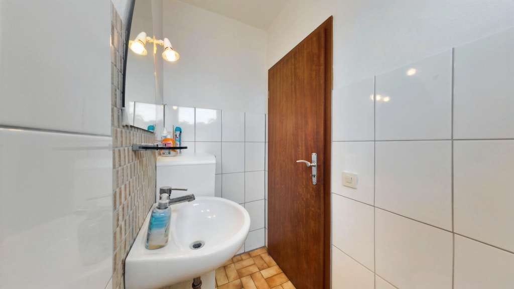 Immobilie in Isernhagen - Raum für Ideen: Einfamilienhaus mit großzügigem Grundstück & guter Basis - Bild 2