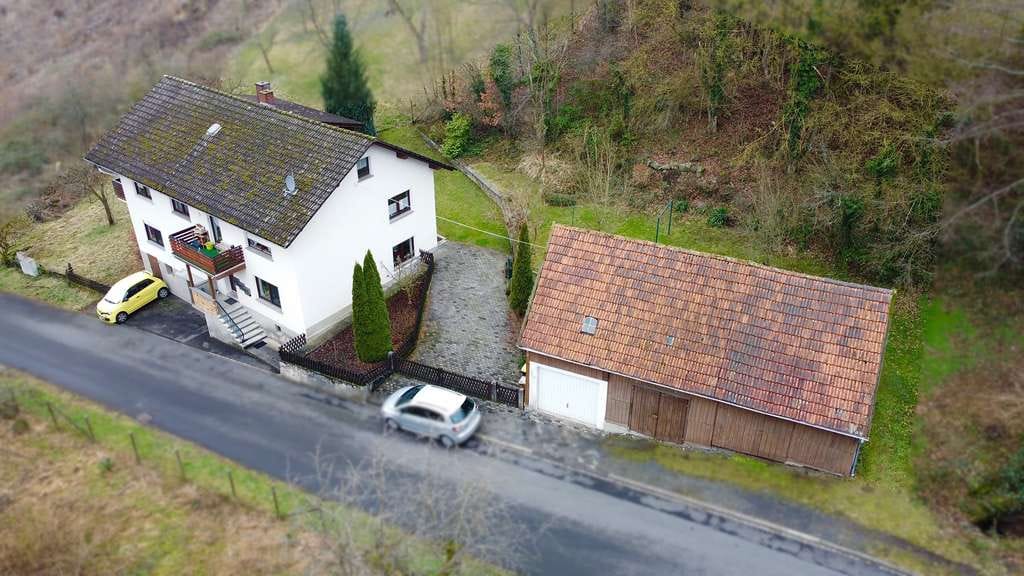 Immobilie in Bad Soden-Salmünster - Charmantes Mehrfamilienhaus mit großem Grundstück - Feldrandlage! - Bild 2